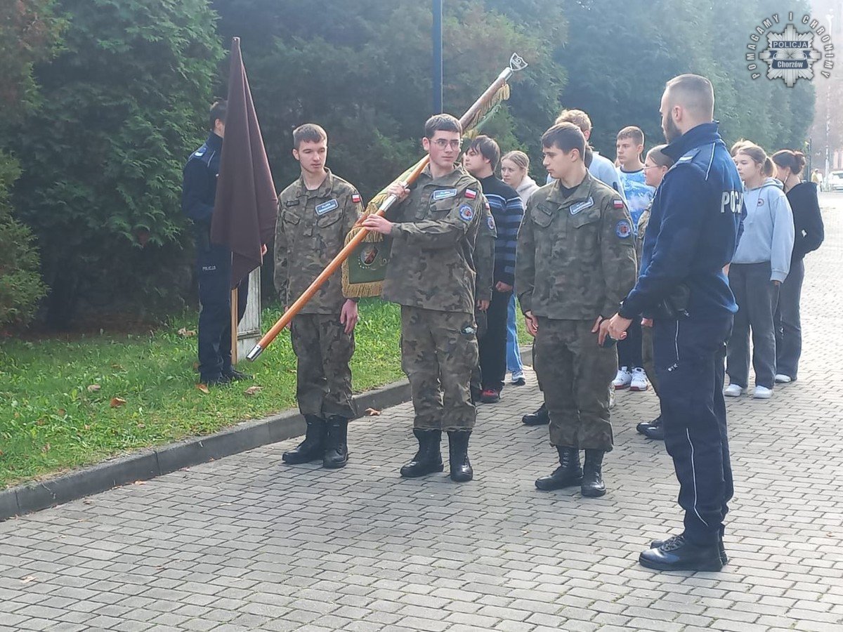 Chorzowscy policjanci szkolą uczniów klasy mundurowej w ceremoniale sztandarowym - fotoreportaż