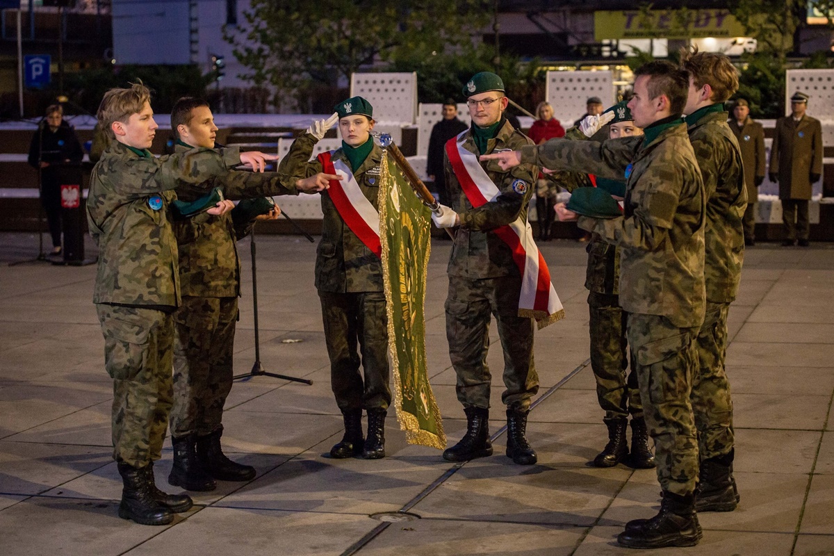 Ślubowanie uczniów Oddziału Przygotowania Wojskowego na chorzowskim Rynku - fotoreportaż