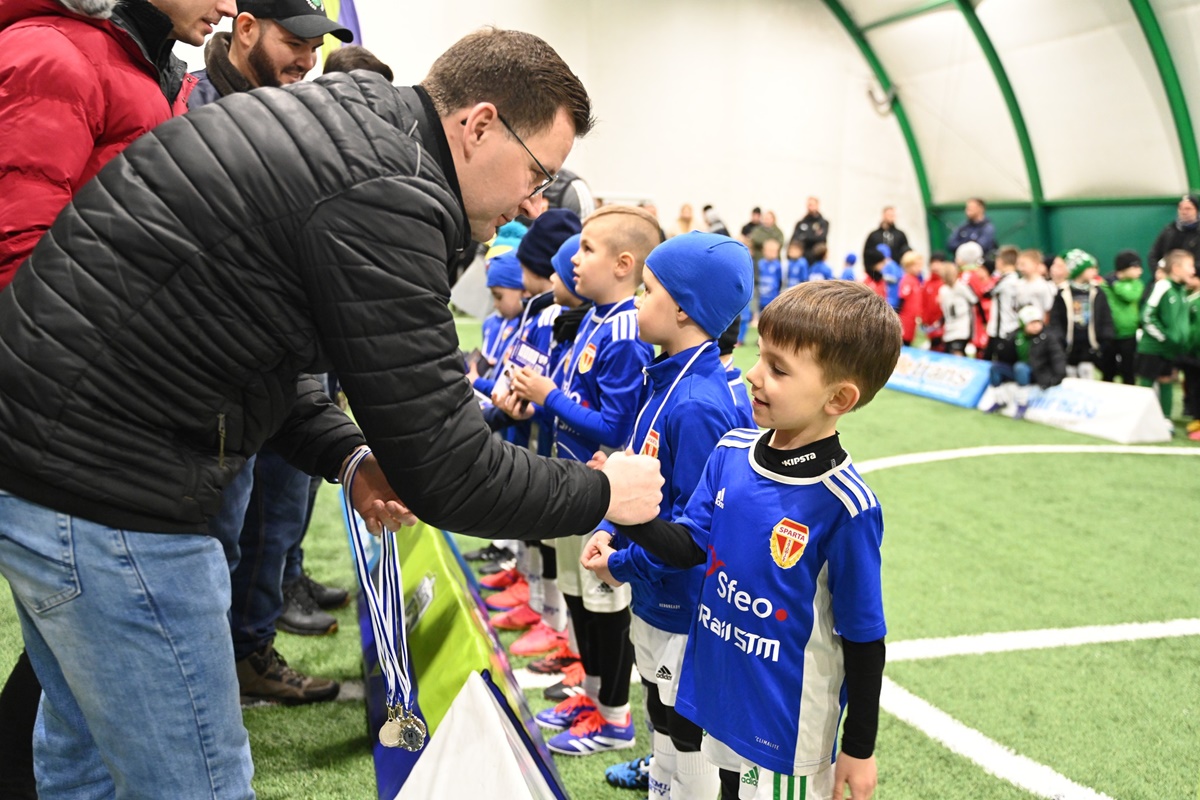 Młodzi piłkarze na podium – wielkie emocje podczas Marcin Molek Nieruchomości CUP - fotoreportaż