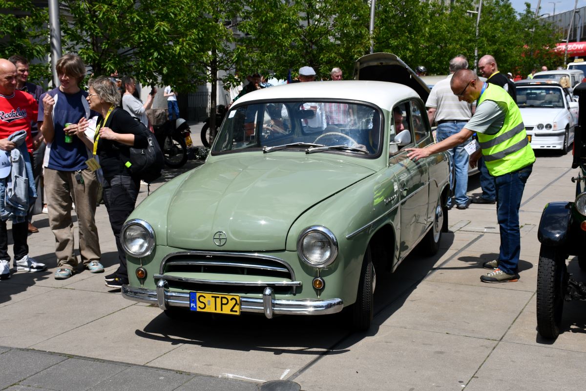 Święto motoryzacji w centrum miasta — na rynku odbył się III Chorzowski Klasyk! - fotoreportaż