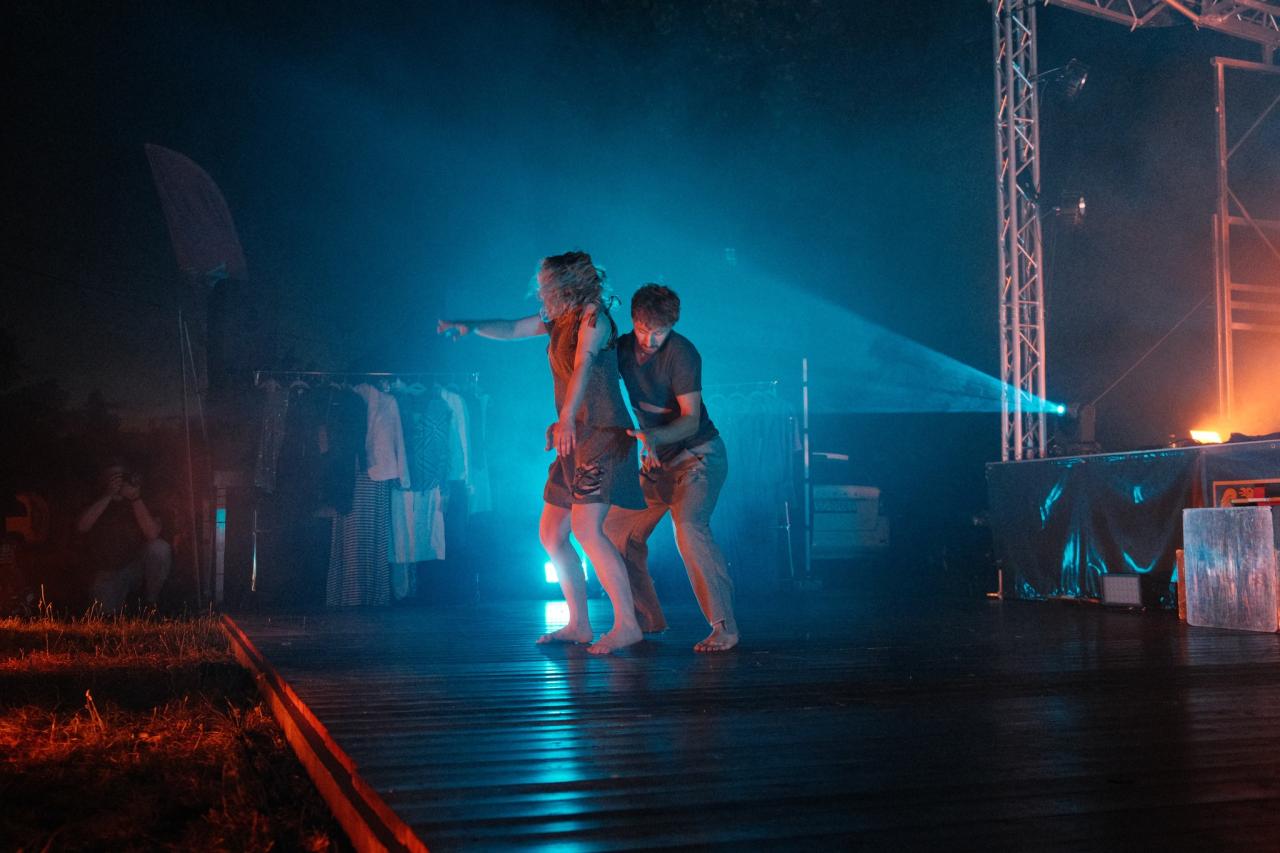 Spektakl "WIR" poruszył Chorzów – taniec, teatr i muzyka na żywo pod gwiazdami [ZDJĘCIA] - fotoreportaż