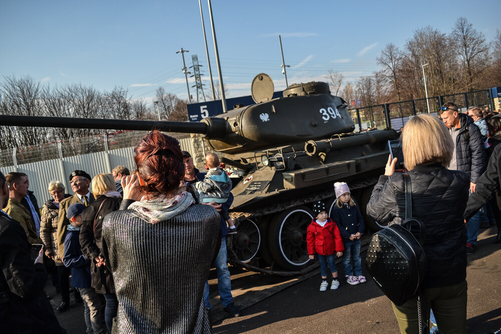 Na Stadionie Śląskim grubo ponad tysiąc ludzi przewinęło się przez pierwsze pół godziny imprezy. Świętujemy 100-lecie odzyskania niepodległości, obchody potrwają do godziny 19, warto się wybrać!