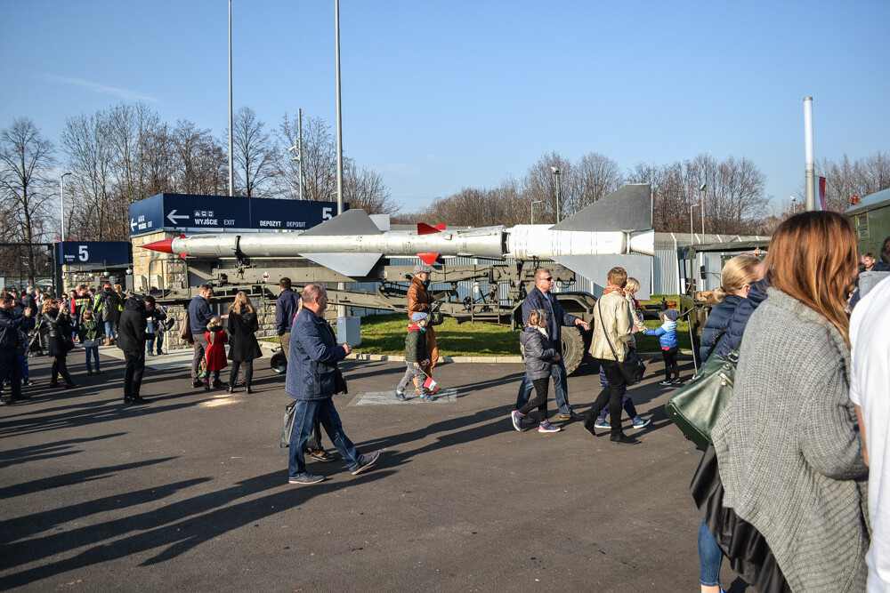 Na Stadionie Śląskim grubo ponad tysiąc ludzi przewinęło się przez pierwsze pół godziny imprezy. Świętujemy 100-lecie odzyskania niepodległości, obchody potrwają do godziny 19, warto się wybrać!