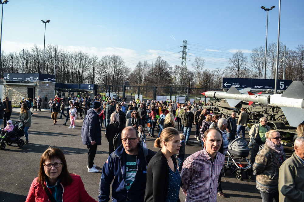 Na Stadionie Śląskim grubo ponad tysiąc ludzi przewinęło się przez pierwsze pół godziny imprezy. Świętujemy 100-lecie odzyskania niepodległości, obchody potrwają do godziny 19, warto się wybrać!