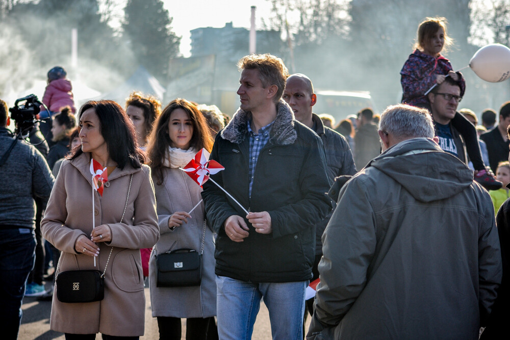 Na Stadionie Śląskim grubo ponad tysiąc ludzi przewinęło się przez pierwsze pół godziny imprezy. Świętujemy 100-lecie odzyskania niepodległości, obchody potrwają do godziny 19, warto się wybrać!