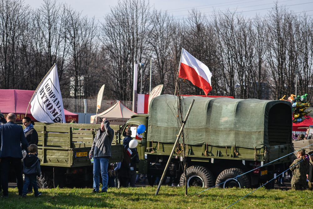Na Stadionie Śląskim grubo ponad tysiąc ludzi przewinęło się przez pierwsze pół godziny imprezy. Świętujemy 100-lecie odzyskania niepodległości, obchody potrwają do godziny 19, warto się wybrać!
