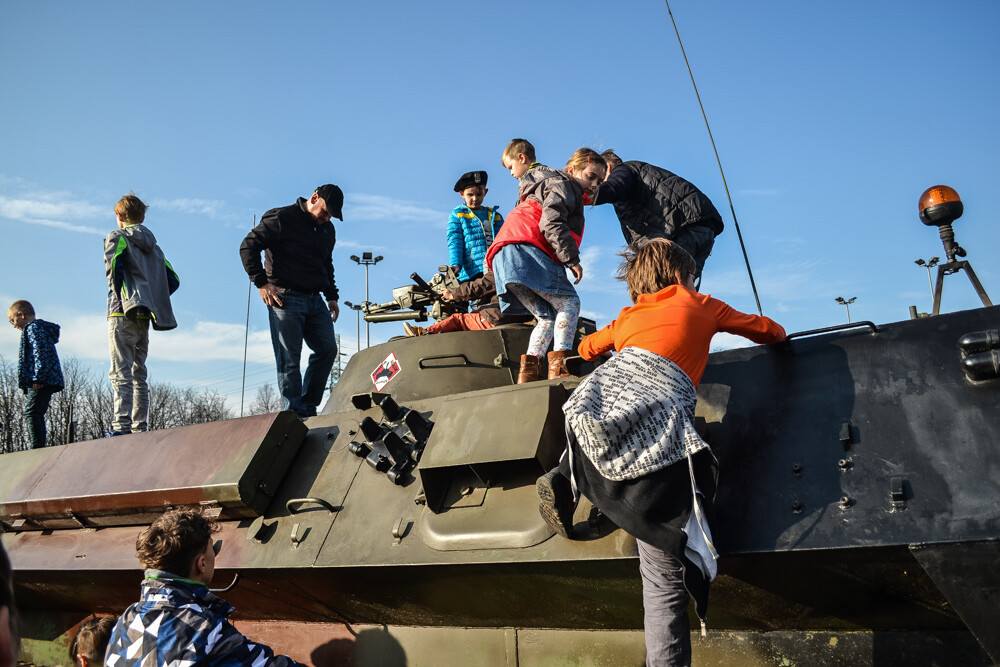 Na Stadionie Śląskim grubo ponad tysiąc ludzi przewinęło się przez pierwsze pół godziny imprezy. Świętujemy 100-lecie odzyskania niepodległości, obchody potrwają do godziny 19, warto się wybrać!