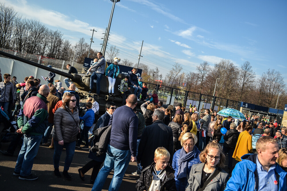 Na Stadionie Śląskim grubo ponad tysiąc ludzi przewinęło się przez pierwsze pół godziny imprezy. Świętujemy 100-lecie odzyskania niepodległości, obchody potrwają do godziny 19, warto się wybrać!