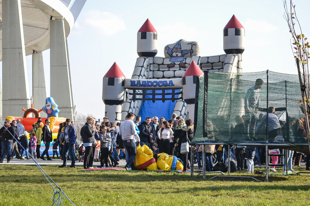Na Stadionie Śląskim grubo ponad tysiąc ludzi przewinęło się przez pierwsze pół godziny imprezy. Świętujemy 100-lecie odzyskania niepodległości, obchody potrwają do godziny 19, warto się wybrać!