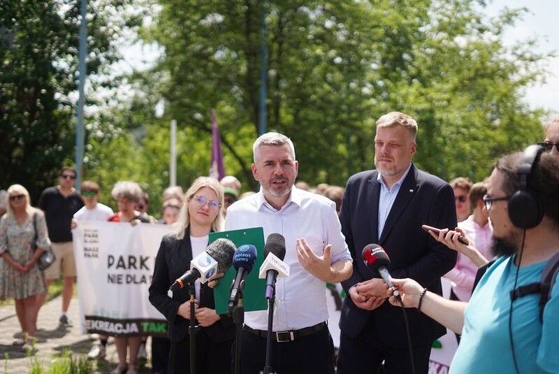 Adrian Zandberg i Maciej Konieczny wyrażają sprzeciw wobec zabudowy Parku Śląskiego