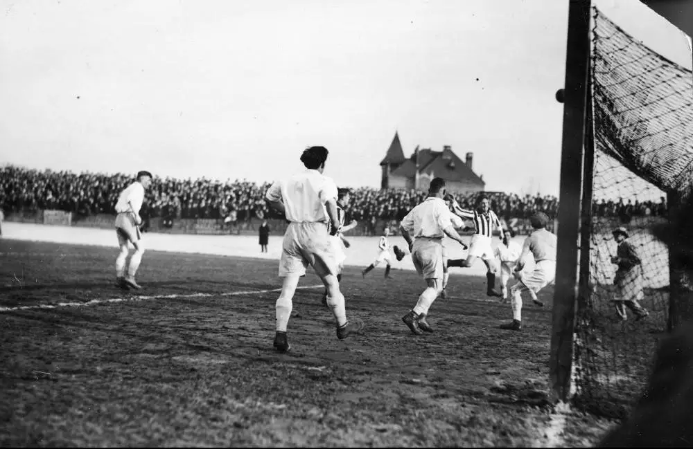 Mecz piłki nożnej Cracovia - Ruch Hajduki Wielkie w Krakowie w 1929 roku - akcja pod bramką Ruchu
