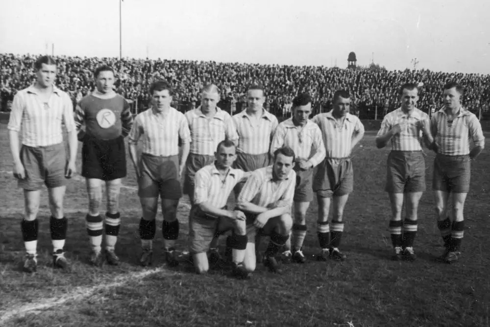 Drużyna piłkarska klubu sportowego Ruch Wielkie Hajduki w 1932 roku