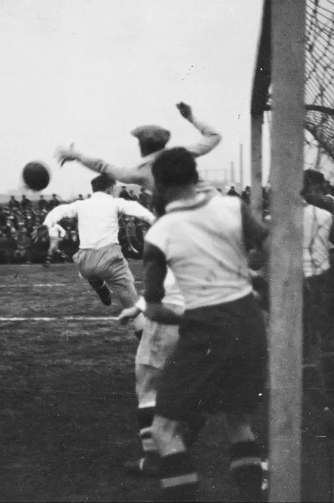 Mecz piłki nożnej KS Ruch Wielkie Hajduki-FC Bayern Monachium w Hajdukach Wielkich w 1934 roku - akcja pod bramką Bayernu Monachium