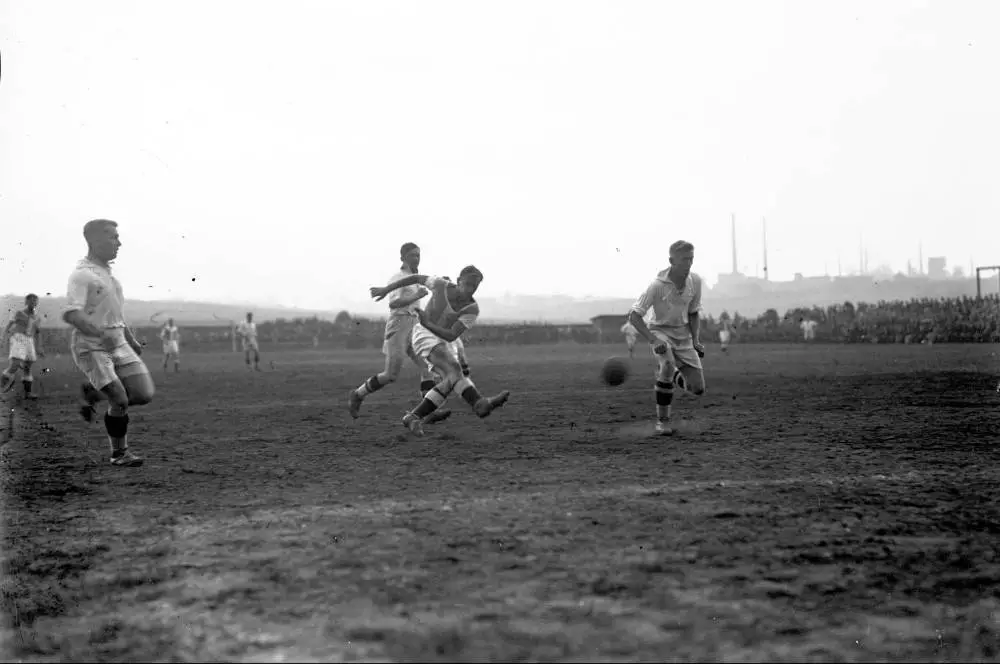 Mecz piłki nożnej KS Ruch Wielkie Hajduki-Rasensport w Katowicach w 1934 roku