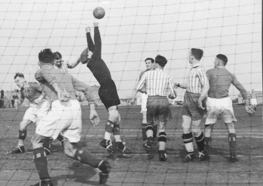 Mecz piłki nożnej Sportfreunde Halle-KS Ruch Wielkie Hajduki w Halle w 1936 roku