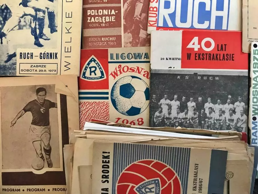 W piwnicy jednego z bloków w Świętochłowicach odnaleziono zaginione archiwum Ruchu Chorzów - to 1400 starych zdjęć, mnóstwo dokumentów, książek i gazet sportowych. Prawdziwy niebieski skarb!