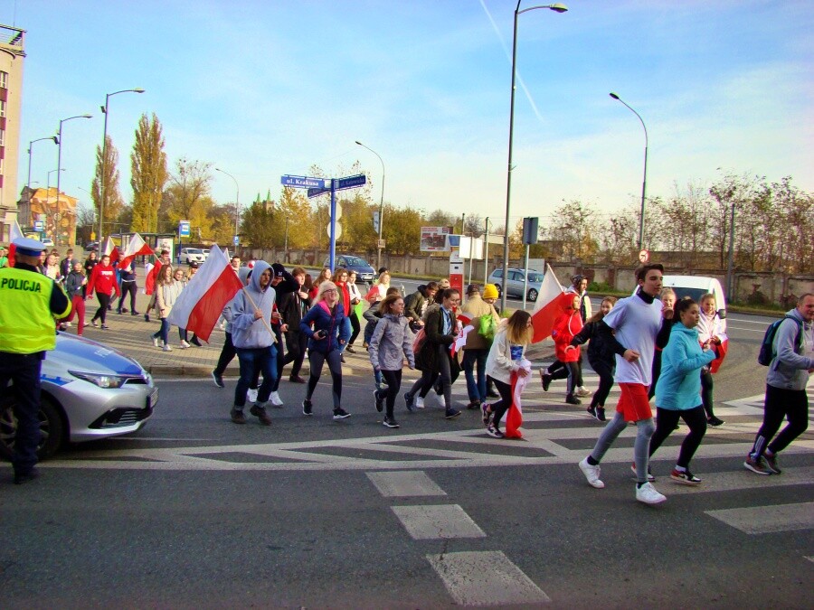 W Chorzowie rozpoczęło się świętowanie 101. rocznicy odzyskania przez Polskę niepodległości. Początek był na sportowo - odbył się 18. Bieg Niepodległości zorganizowany przez uczniów i nauczycieli z I LO im. Juliusza Słowackiego.