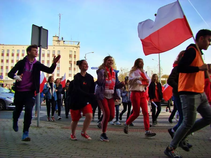 W Chorzowie rozpoczęło się świętowanie 101. rocznicy odzyskania przez Polskę niepodległości. Początek był na sportowo - odbył się 18. Bieg Niepodległości zorganizowany przez uczniów i nauczycieli z I LO im. Juliusza Słowackiego.