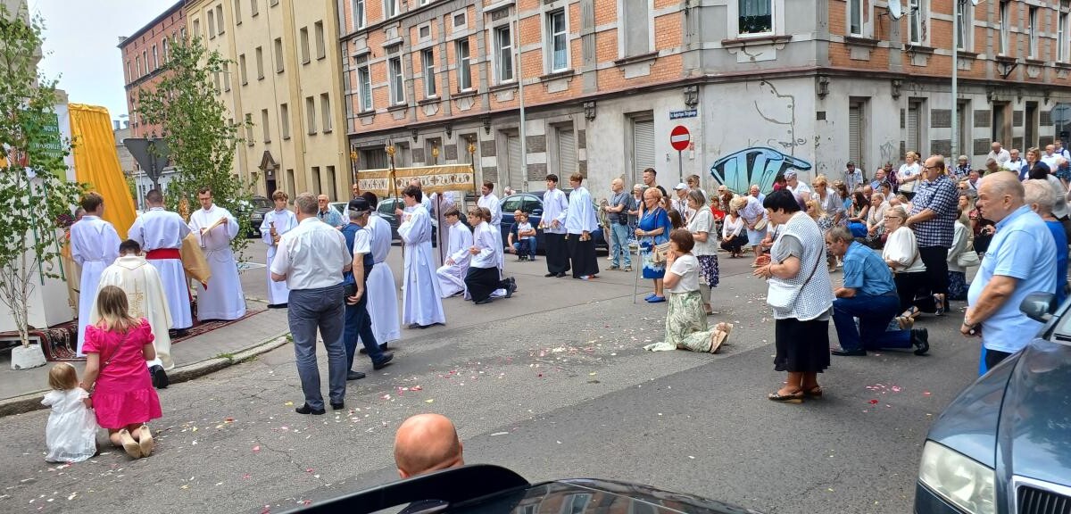 Boże Ciało 2025: chorzowianie wzięli udział w uroczystych procesjach [ZDJĘCIA] / fot. Sara Synowiec