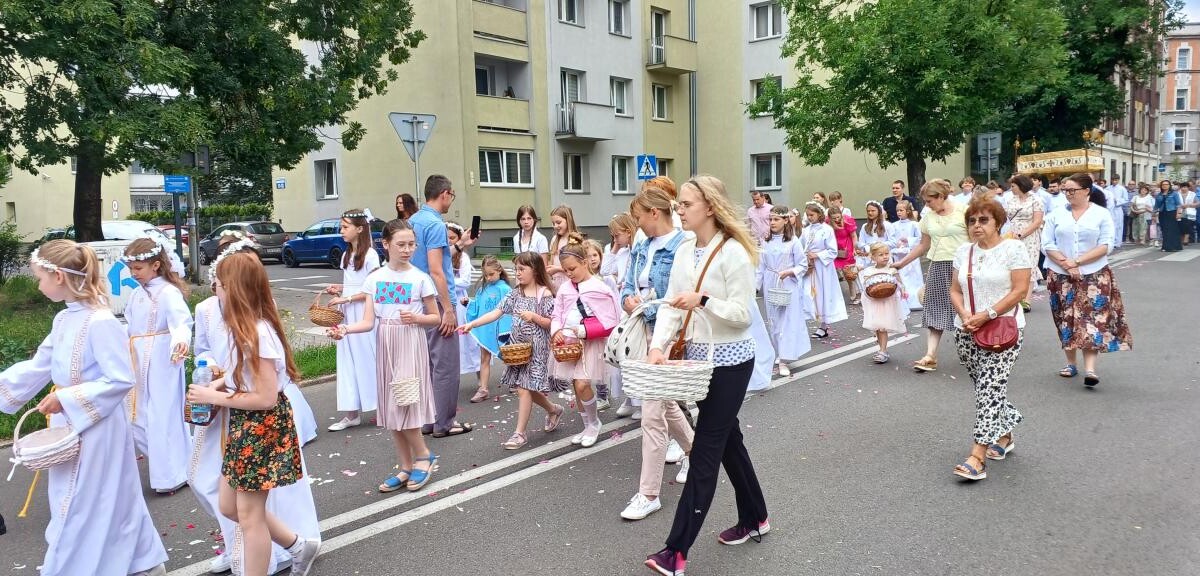 Boże Ciało 2025: chorzowianie wzięli udział w uroczystych procesjach [ZDJĘCIA] / fot. Sara Synowiec