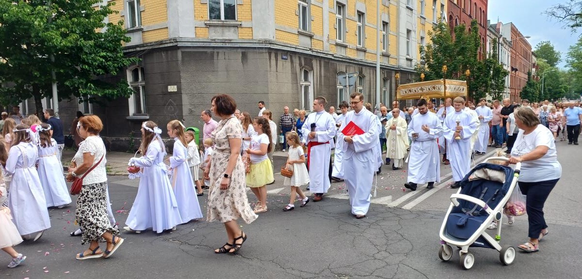 Boże Ciało 2025: chorzowianie wzięli udział w uroczystych procesjach [ZDJĘCIA] / fot. Sara Synowiec