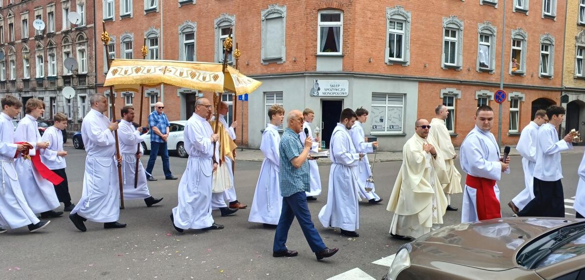 Boże Ciało 2025: chorzowianie wzięli udział w uroczystych procesjach [ZDJĘCIA] / fot. Sara Synowiec