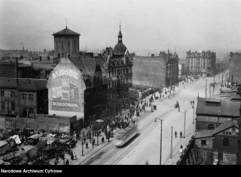 Chorzów na przestrzeni XX wieku podlegał licznym metamorfozom. Ile z Królewskiej Huty pozostało w dzisiejszej tkance miejskiej? Zobaczcie archiwalne zdjęcia, które przypominają o tym, jak nasze miasto wyglądało wiele dekad temu. Na zdjęciu: ul. Bytomska w Chorzowie.