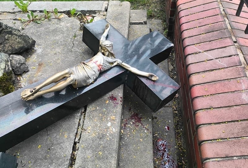 Chorzów: Wandale zdewastowali krzyż znajdujący się na terenie parafii św. Jadwigi