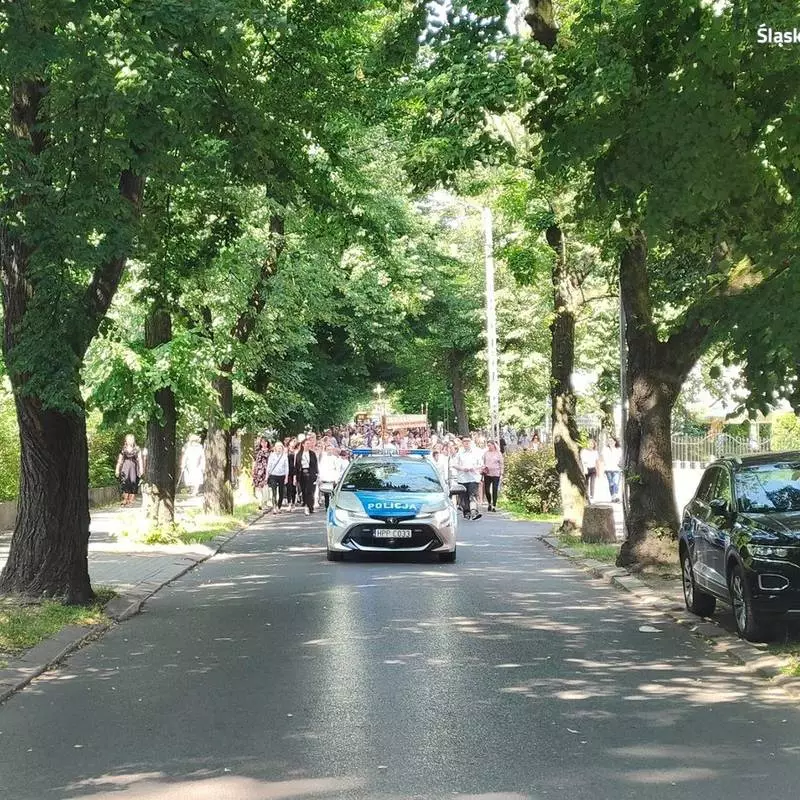 Chorzowscy policjanci dbali o bezpieczeństwo uczestników procesji Bożego Ciała