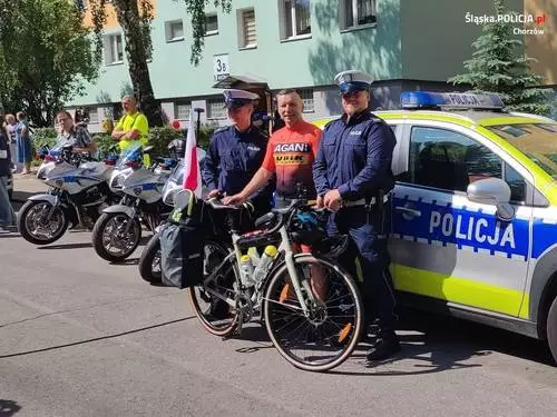 Chorzowscy policjanci na rozpoczęciu akcji "Ja jadę, Ty pomagasz"