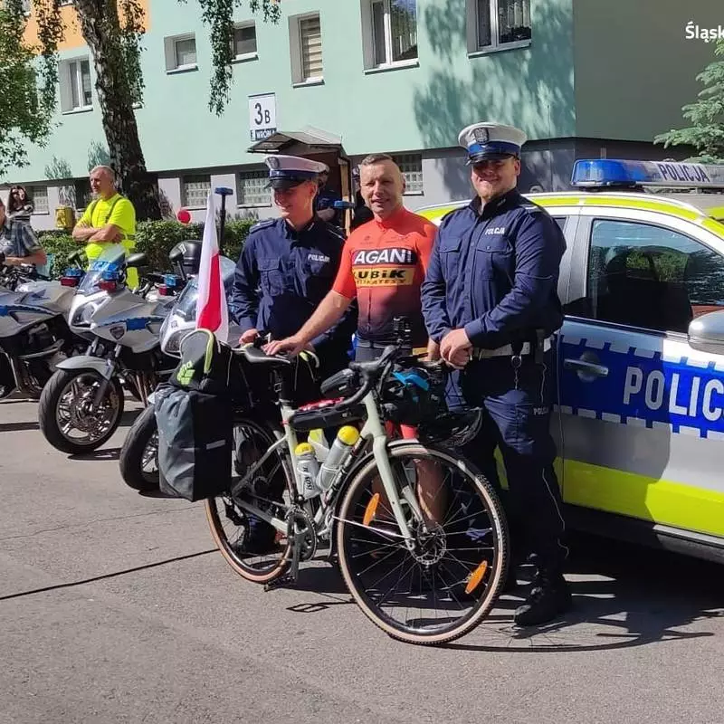 Chorzowscy policjanci na rozpoczęciu akcji "Ja jadę, Ty pomagasz"