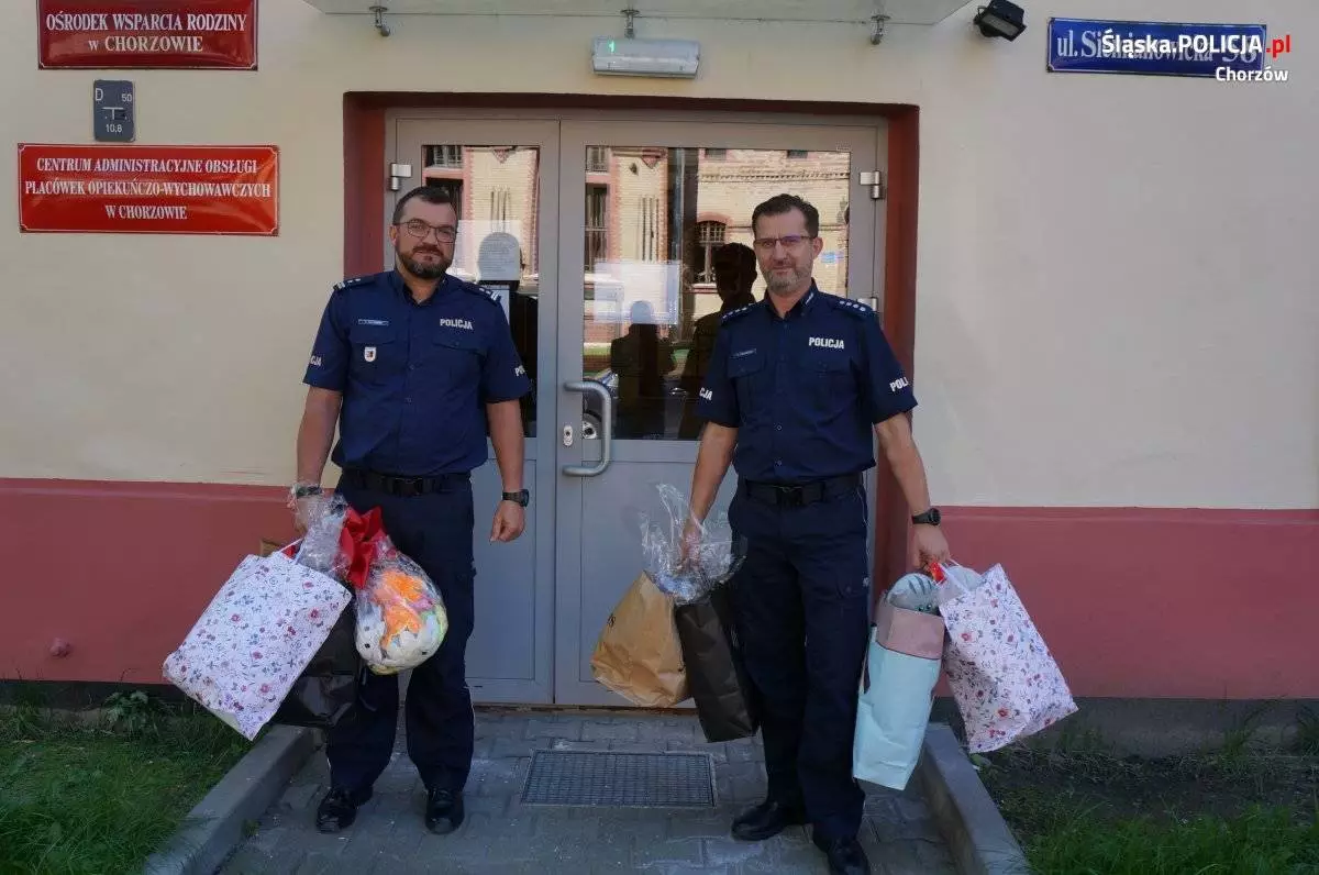 Chorzowscy policjanci ofiarowali otrzymane podarunki z okazji ich &#347;wi&#281;ta dzieciom