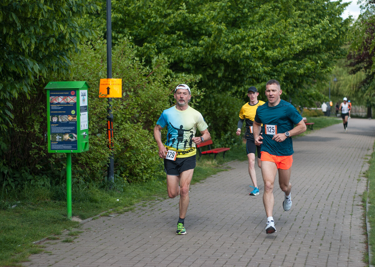 Za nami tegoroczna edycja Chorzowskiej Dychy, ponad setka uczestników wzięła udział w biegowych zawodach. Mamy zdjęcia!