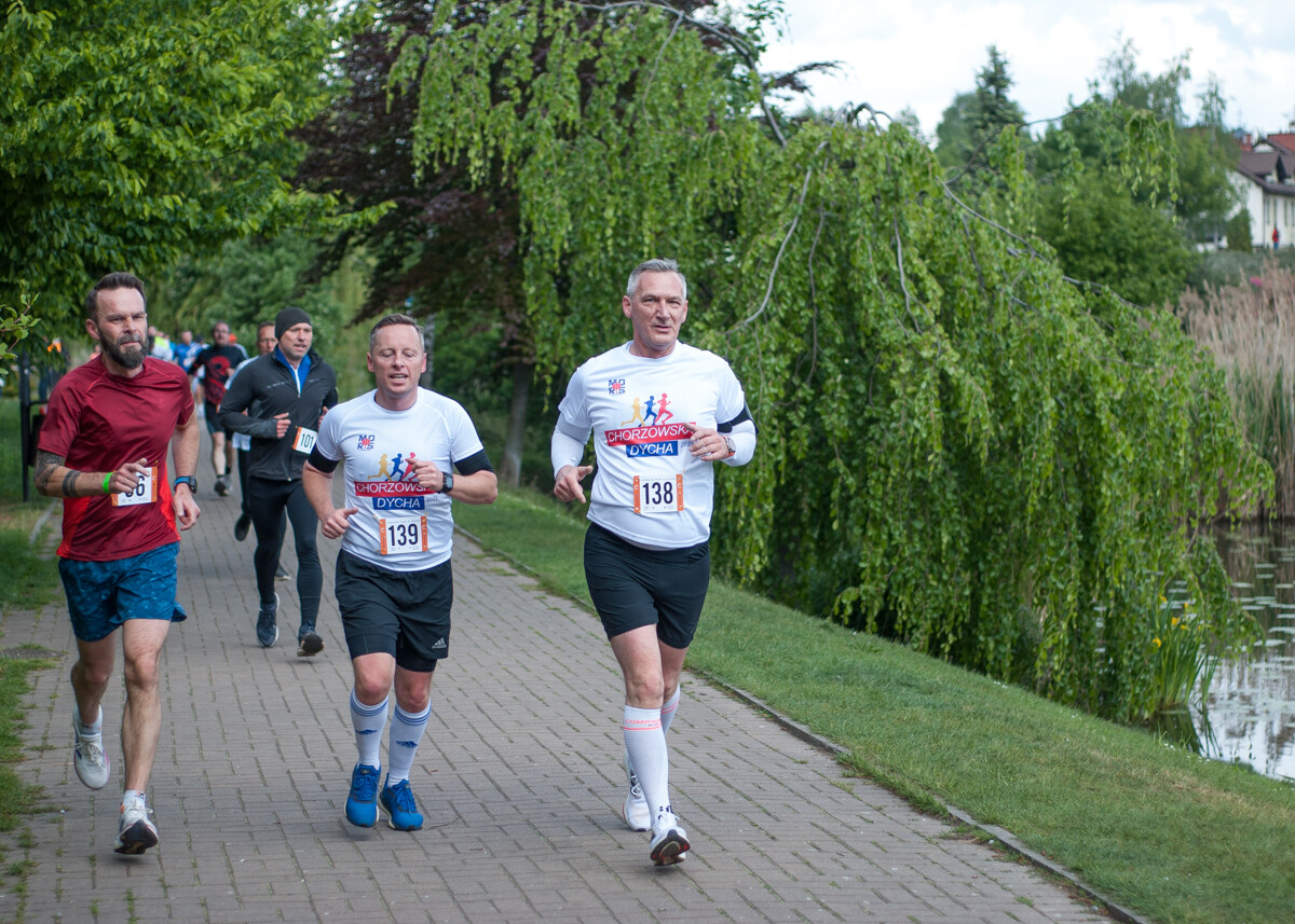 Za nami tegoroczna edycja Chorzowskiej Dychy, ponad setka uczestników wzięła udział w biegowych zawodach. Mamy zdjęcia!