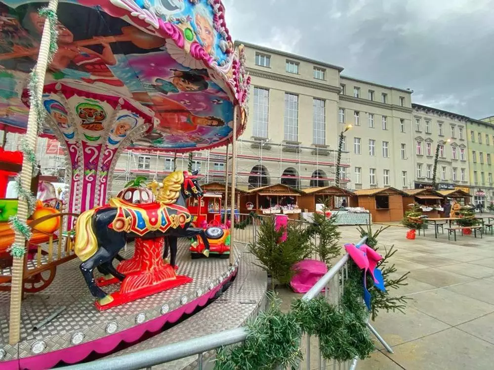 Na Nowym Rynku w Chorzowie ruszył bożonarodzeniowy jarmark. To świetna okazja, żeby skosztować świątecznych przysmaków, zapatrzyć się w prezenty czy choinkowe ozdoby. Na tę okazję przygotowano również szereg scenicznych atrakcji.

fot. UM Chorzów
