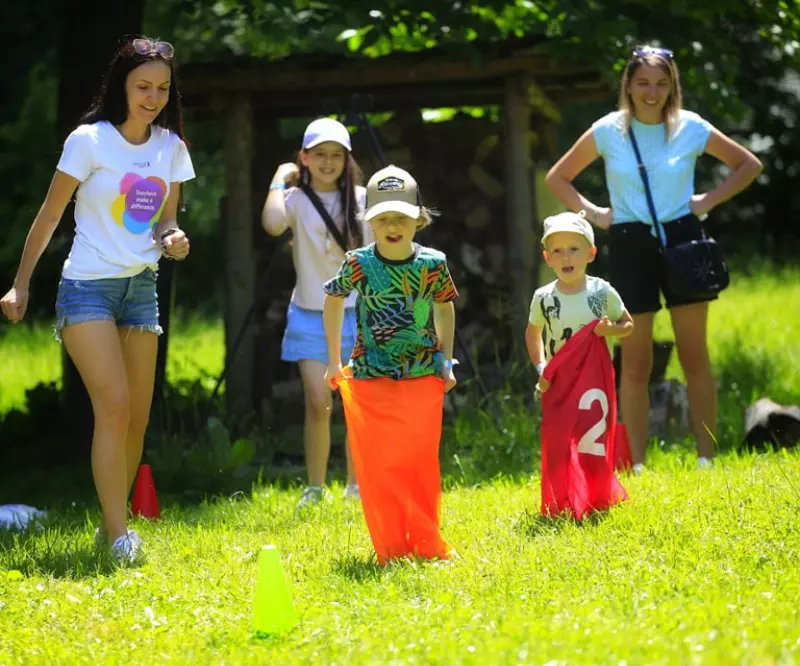 Chorzowski skansen zaprasza na „Dziecięce zabawy na wiejskim podwórku”.