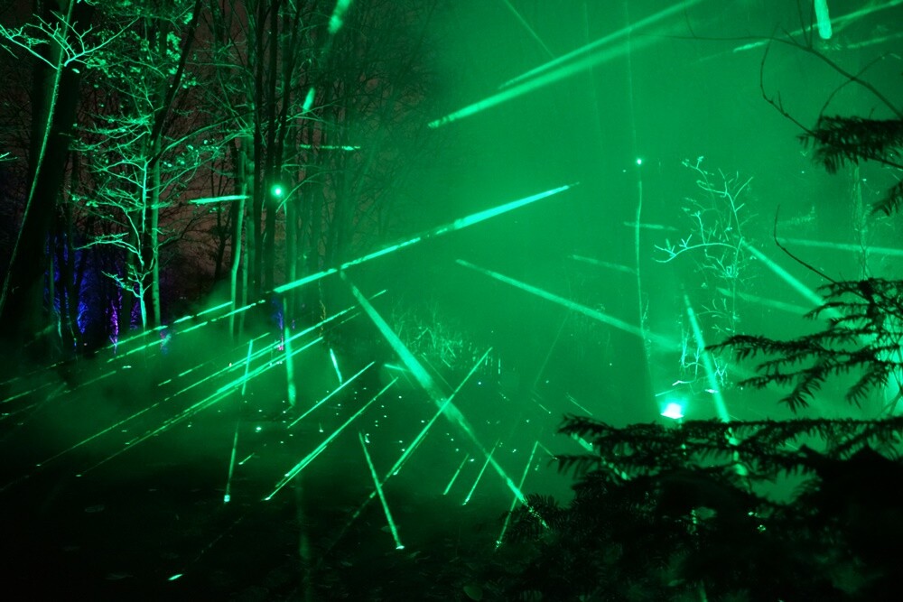 17 listopada Śląski Ogród Zoologiczny przemienił się w magiczną krainę świateł! Wprawia ona uczestników w przyjemny przedświąteczny nastrój bożonarodzeniowy, umożliwiając im przez 3 miesiące przemierzanie ponad 2-kilometrowej ścieżki wiodącej między wybiegami zwierząt, pełnej tysięcy świetlnych i multimedialnych atrakcji. Wszystko w myśl dewizy „Magiczna podróż zaczyna się o zmierzchu”.