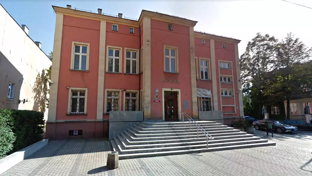 Co stanie się z budyniiem Muzeum w Chorzowie na ul. Powstańców 25?/fot. Google Street View