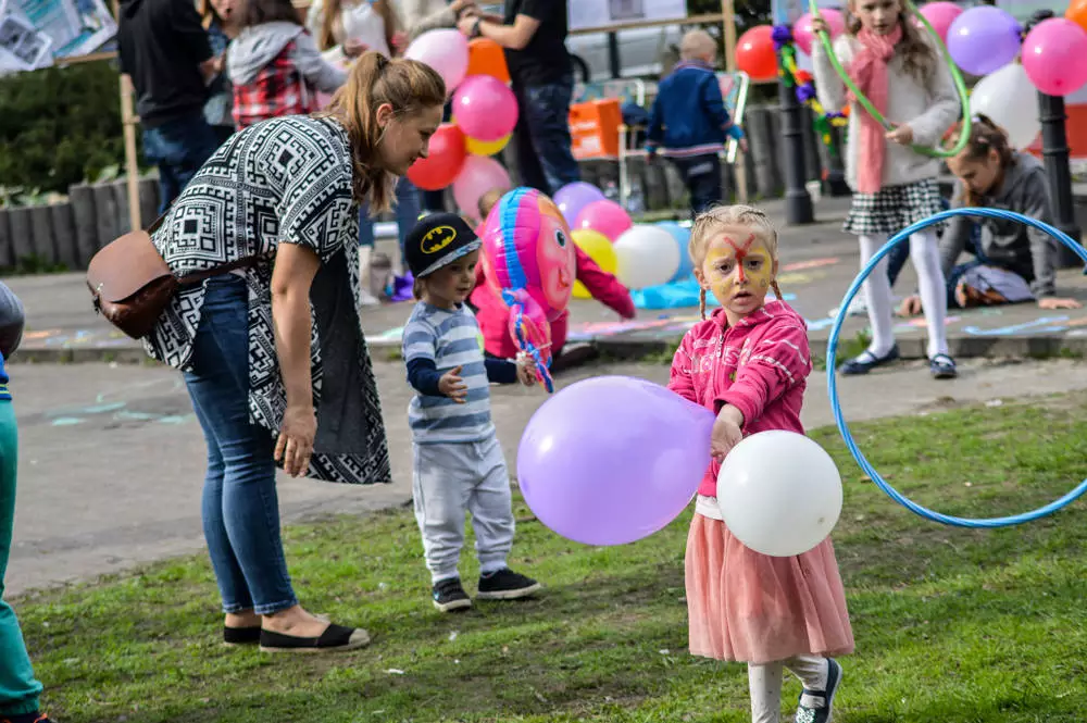Uśmiechnięte dzieci, występy na żywo, słodkie przekąski, gry i zabawy. Muzyczno-kwiatowe miasteczko opanowało dziś plac w centrum Chorzowa.