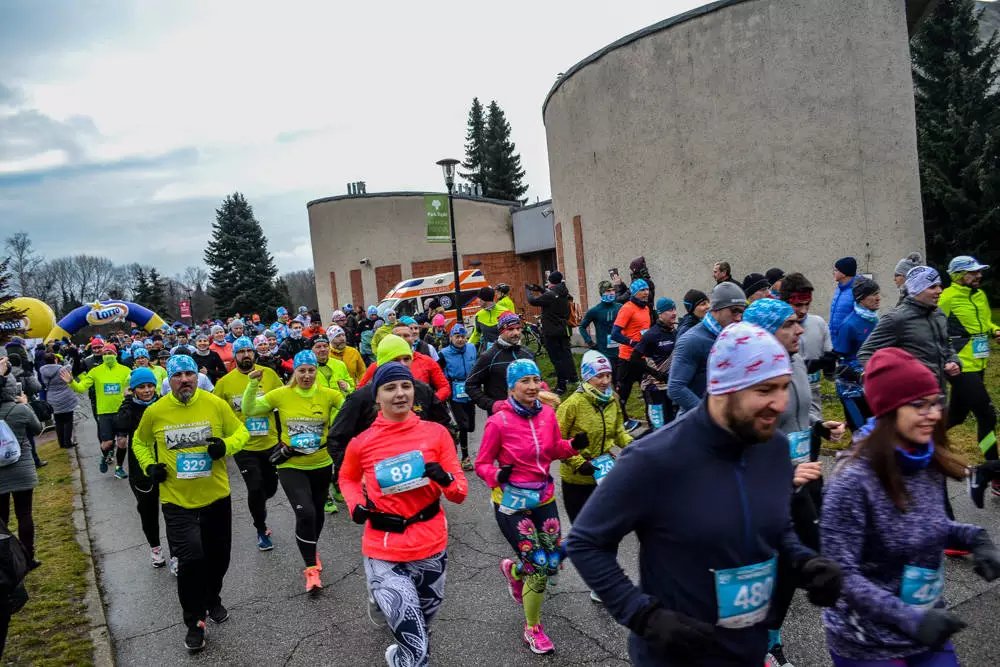 Nowy Rok w sportowym stylu powitał wielki tłum biegaczy, liczący około 850 osób. Tradycyjnie już 1 stycznia zawodnicy wyruszyli na trasę wiodącą ścieżkami Parku Śląskiego. Byliśmy i my!