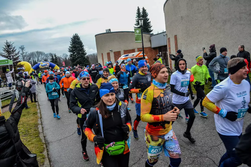 Nowy Rok w sportowym stylu powitał wielki tłum biegaczy, liczący około 850 osób. Tradycyjnie już 1 stycznia zawodnicy wyruszyli na trasę wiodącą ścieżkami Parku Śląskiego. Byliśmy i my!