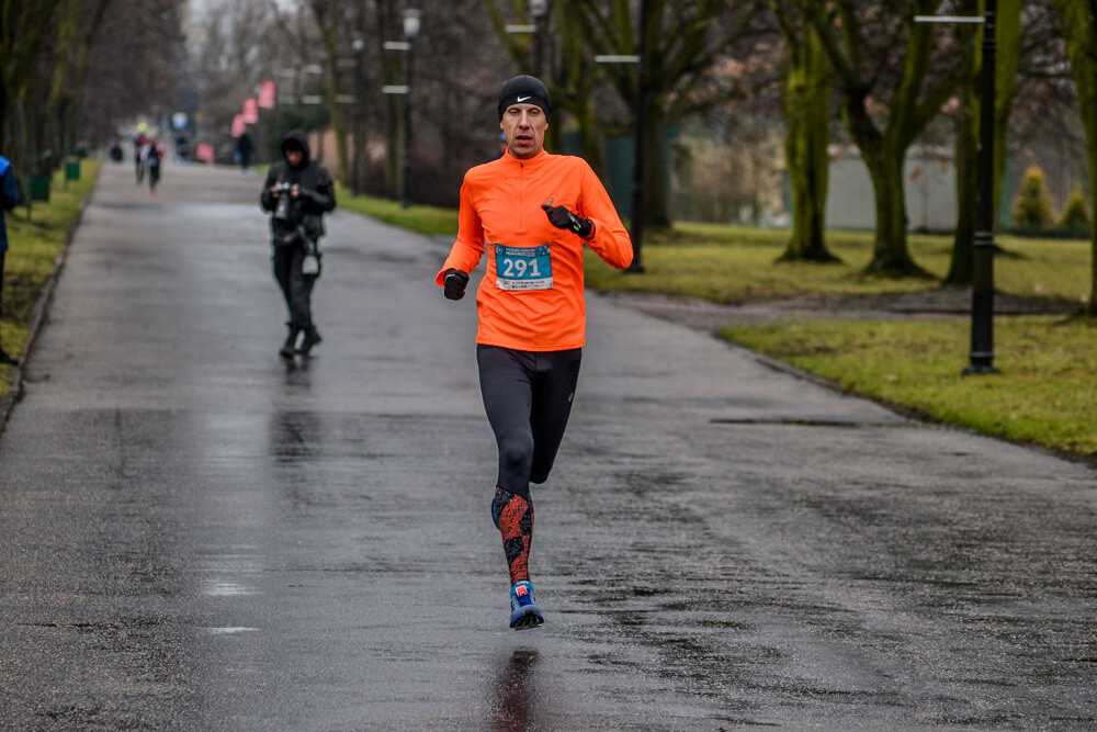 Nowy Rok w sportowym stylu powitał wielki tłum biegaczy, liczący około 850 osób. Tradycyjnie już 1 stycznia zawodnicy wyruszyli na trasę wiodącą ścieżkami Parku Śląskiego. Byliśmy i my!
