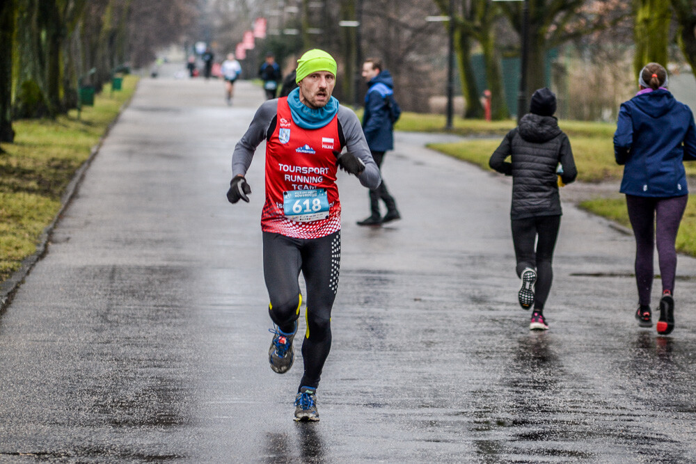 Nowy Rok w sportowym stylu powitał wielki tłum biegaczy, liczący około 850 osób. Tradycyjnie już 1 stycznia zawodnicy wyruszyli na trasę wiodącą ścieżkami Parku Śląskiego. Byliśmy i my!