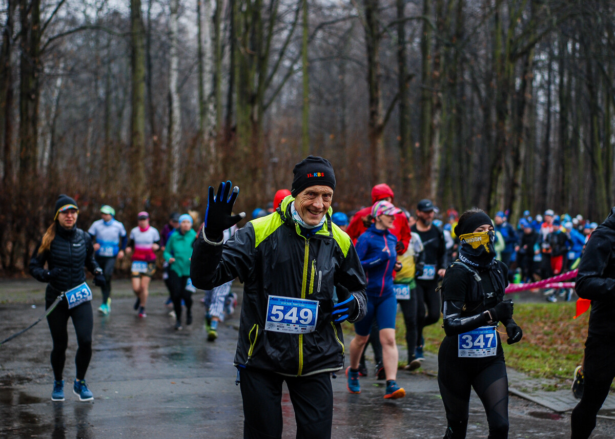 Kilkaset osób wzięło udział w XVIII edycji noworocznego maratonu Cyborg. Chłód i deszcz nie zniechęciły ogromu zawodników, jak co roku Park Śląski odwiedził tłum biegaczy.
