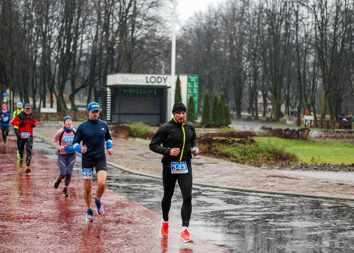 Kilkaset osób wzięło udział w XVIII edycji noworocznego maratonu Cyborg. Chłód i deszcz nie zniechęciły ogromu zawodników, jak co roku Park Śląski odwiedził tłum biegaczy.