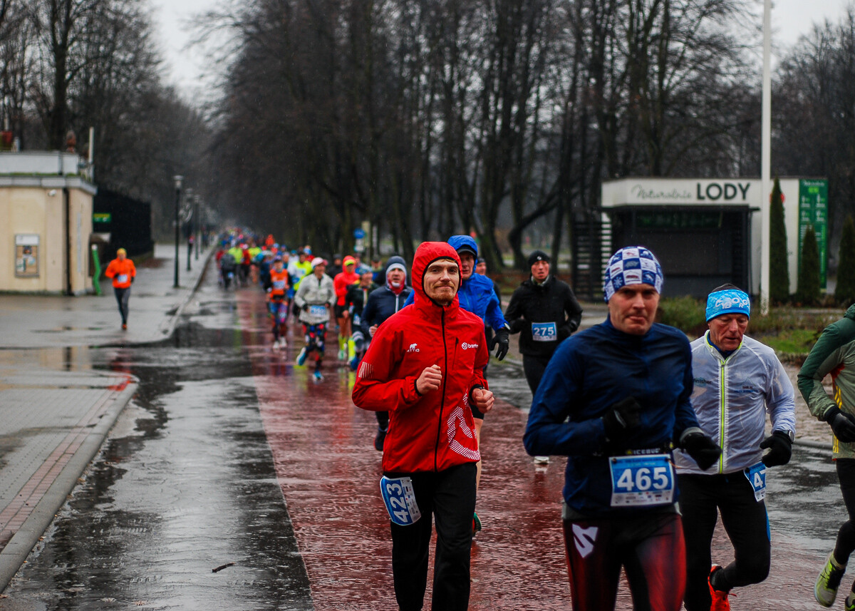 Kilkaset osób wzięło udział w XVIII edycji noworocznego maratonu Cyborg. Chłód i deszcz nie zniechęciły ogromu zawodników, jak co roku Park Śląski odwiedził tłum biegaczy.