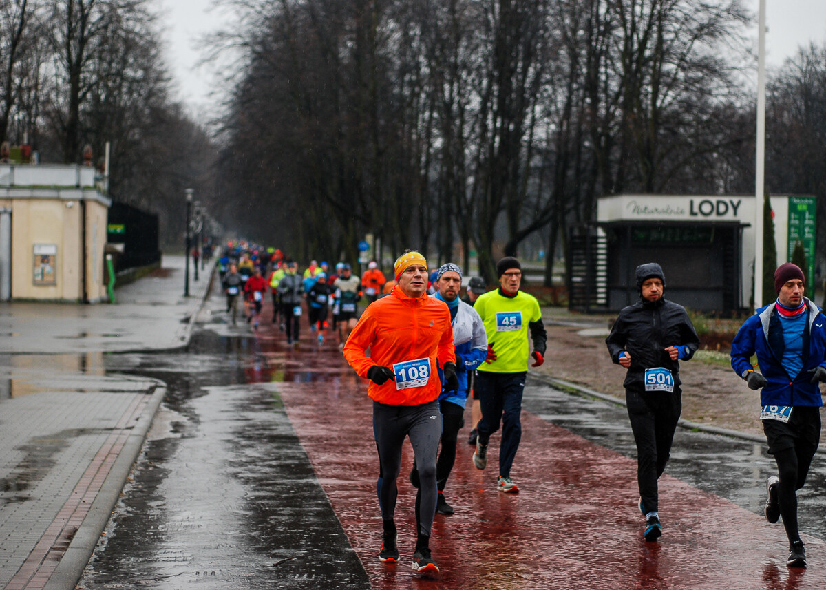 Kilkaset osób wzięło udział w XVIII edycji noworocznego maratonu Cyborg. Chłód i deszcz nie zniechęciły ogromu zawodników, jak co roku Park Śląski odwiedził tłum biegaczy.