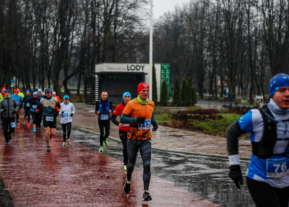 Kilkaset osób wzięło udział w XVIII edycji noworocznego maratonu Cyborg. Chłód i deszcz nie zniechęciły ogromu zawodników, jak co roku Park Śląski odwiedził tłum biegaczy.