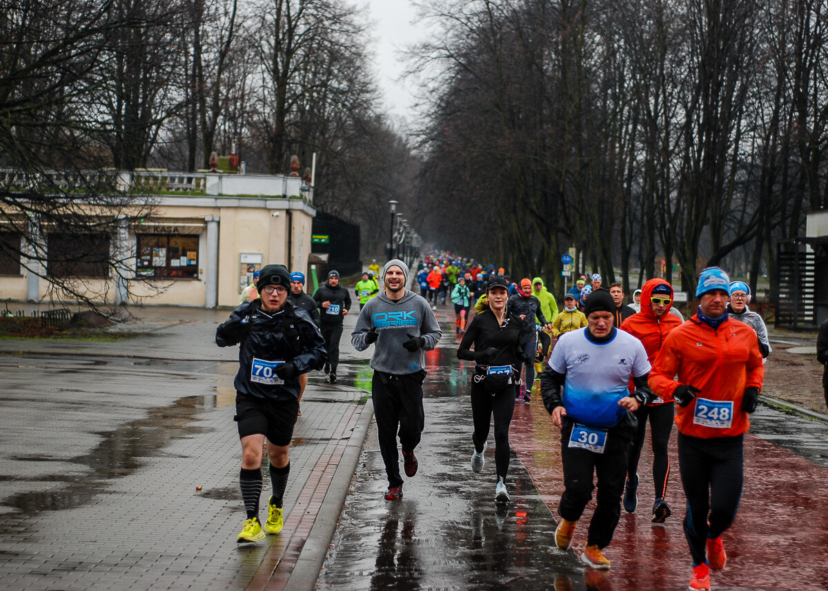 Kilkaset osób wzięło udział w XVIII edycji noworocznego maratonu Cyborg. Chłód i deszcz nie zniechęciły ogromu zawodników, jak co roku Park Śląski odwiedził tłum biegaczy.