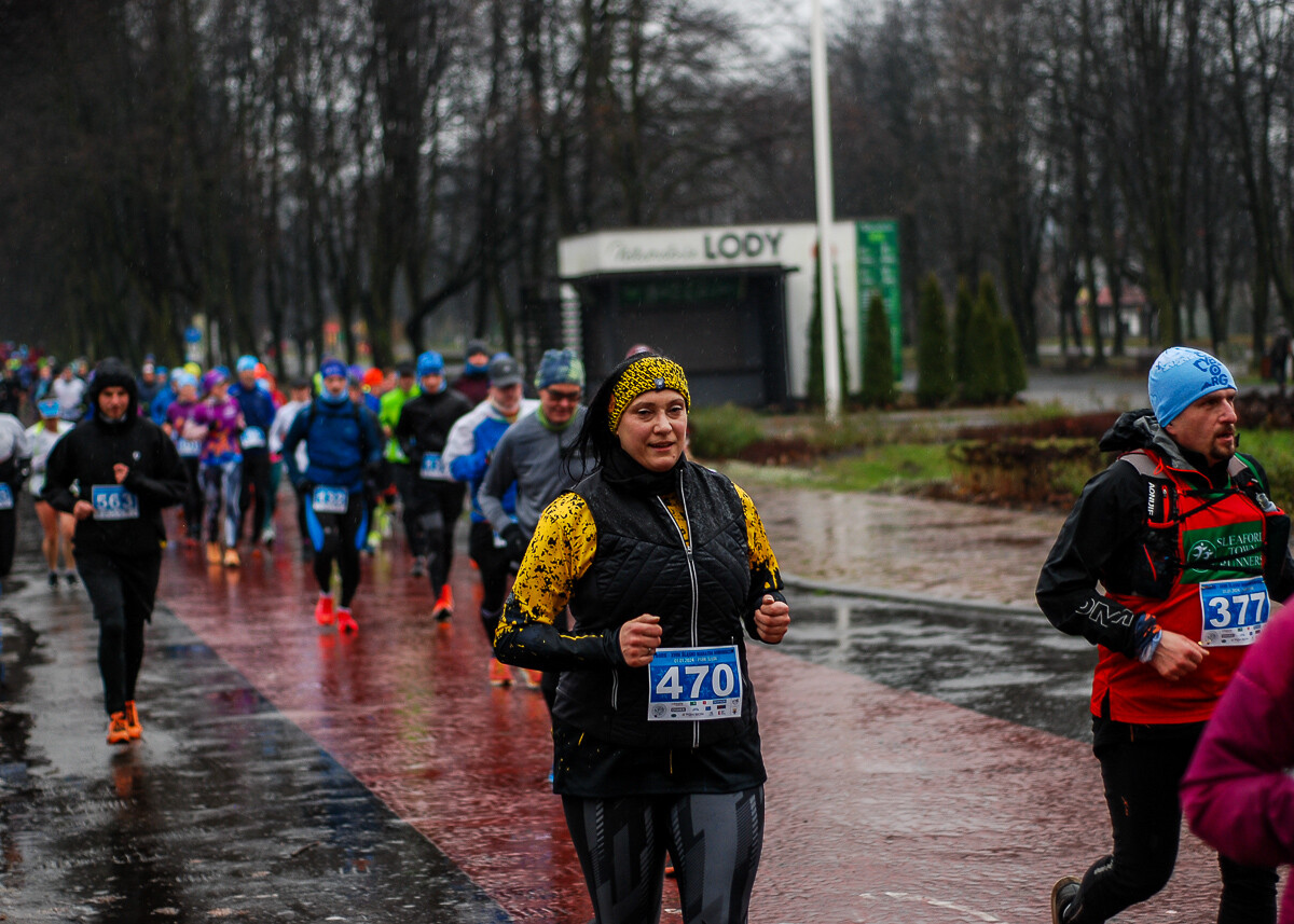 Kilkaset osób wzięło udział w XVIII edycji noworocznego maratonu Cyborg. Chłód i deszcz nie zniechęciły ogromu zawodników, jak co roku Park Śląski odwiedził tłum biegaczy.